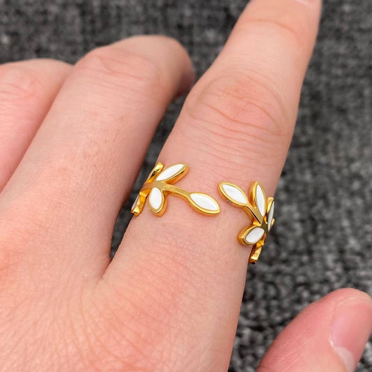 Alba Leaf Ring