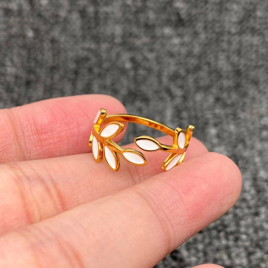 Alba Leaf Ring