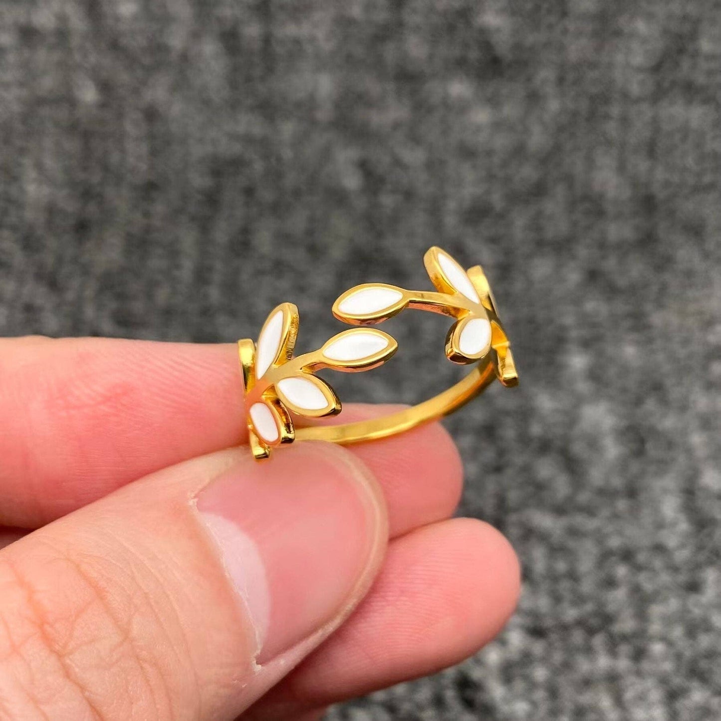 Alba Leaf Ring